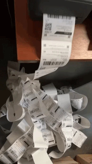 Impresora sacando etiquetas de envío del día