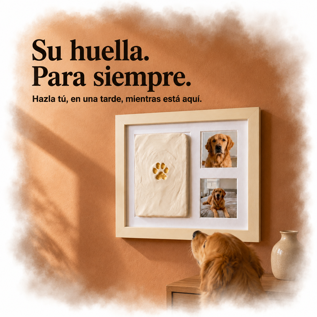 Cuadro con huella en arcilla colgado en la pared, con un perro mirándolo